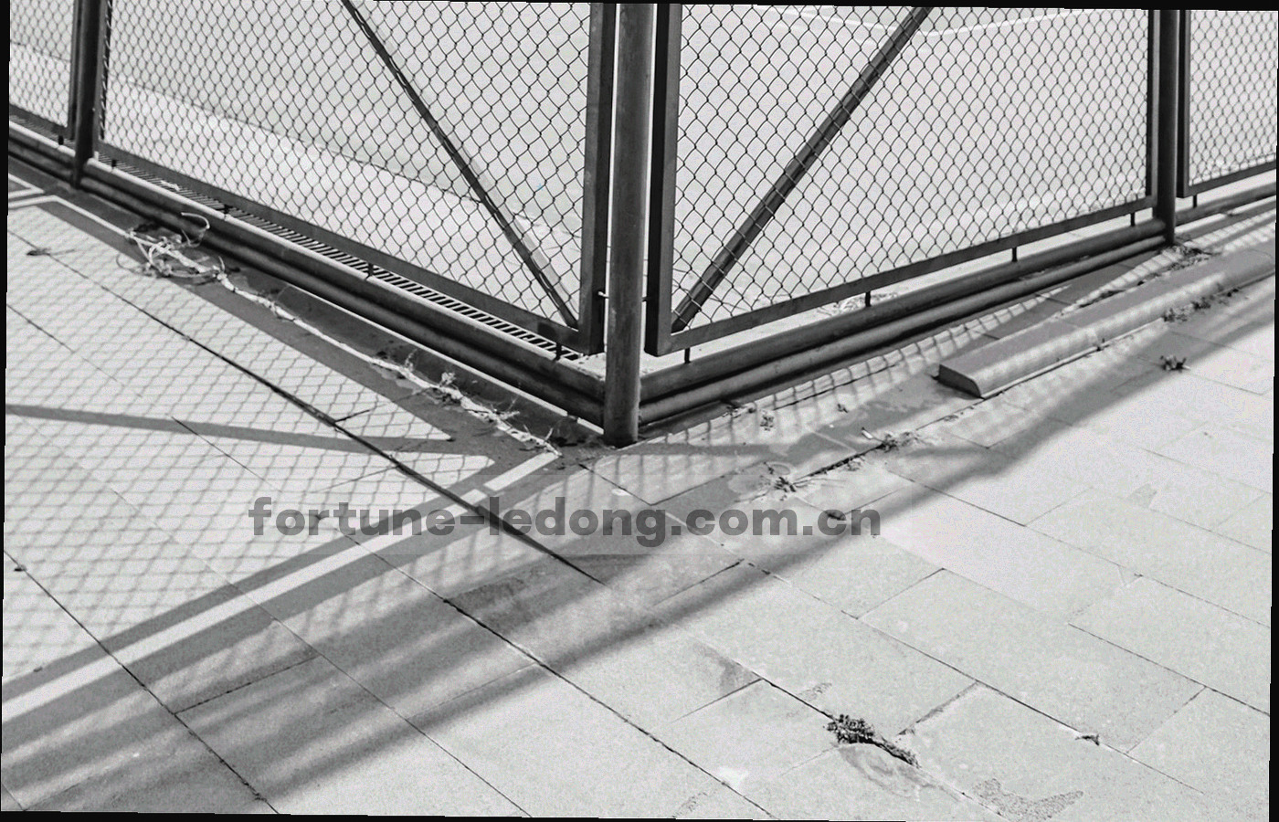 俯拍的记录列表式画面，条目按时间自上而下排列，右侧带金色高亮标记